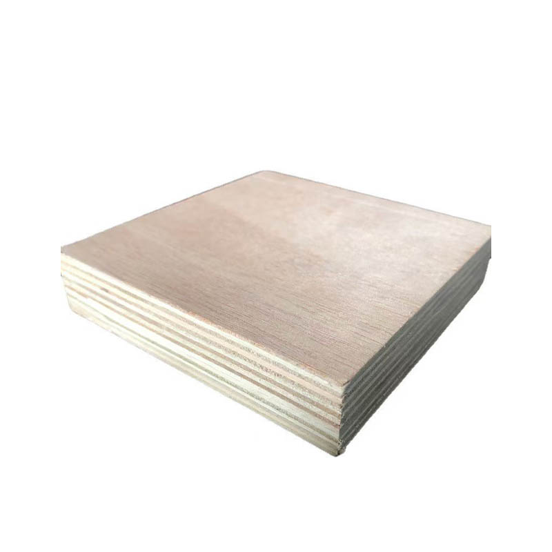 How does B-grade mahogany core multilayer board achieve both strength and stability?